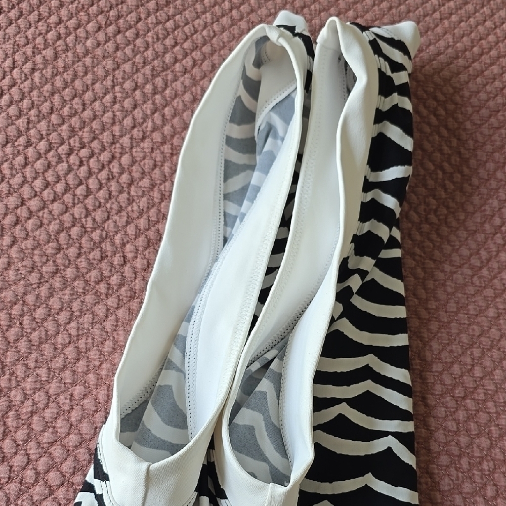 Seafolly Black and White Wave Pattern Rash guard Vest Top - Picture 13 of 14